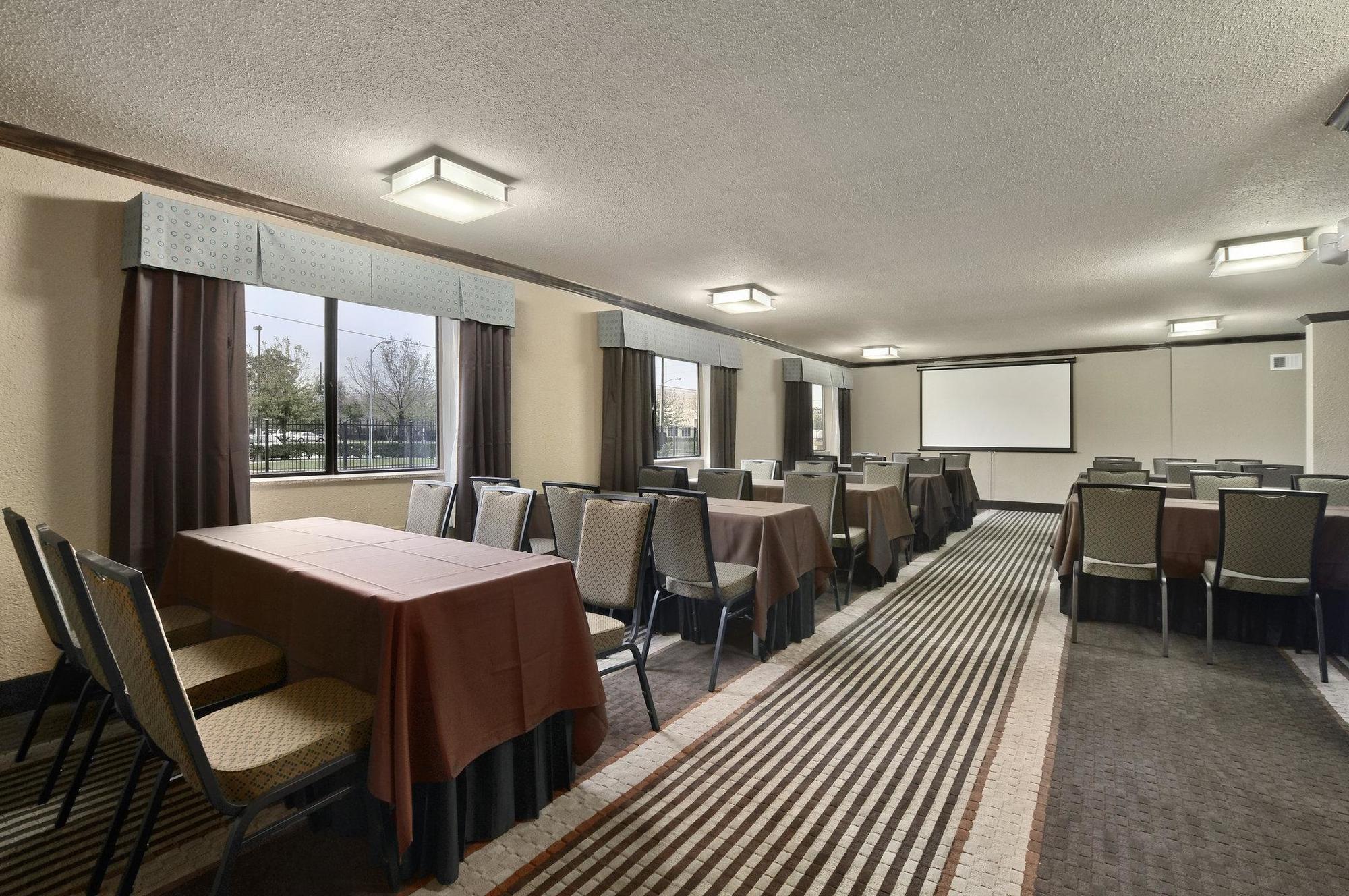 Hotel Ramada By Wyndham Intercontinental Airport South 3*